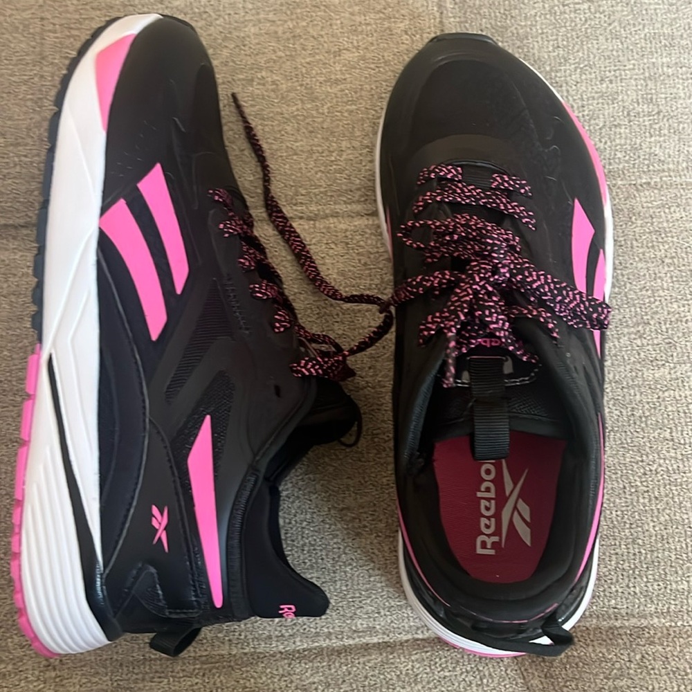 NWOT Stylish Women’s Lace Up Rebook Shoes 🖤🩷